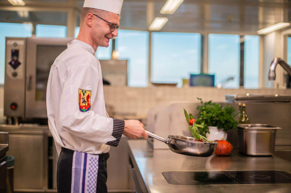 Gesunde und frische Gerichte mit Freude vom Küchenchef zubereitet