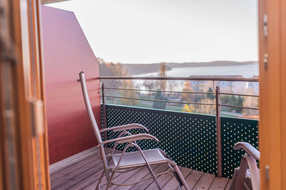 Genießen Sie den Ausblick von Ihrem Hotelbalkon auf die Müritz, den größten Binnensee Deutschlands