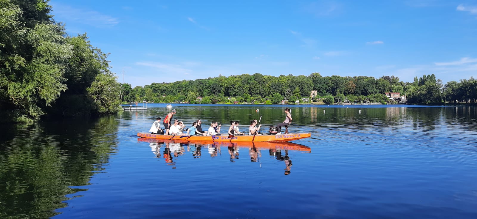 Das Kurzentrums-Team trainiert für die 12. Drachenbootmeisterschaft in Waren (Müritz) 2022