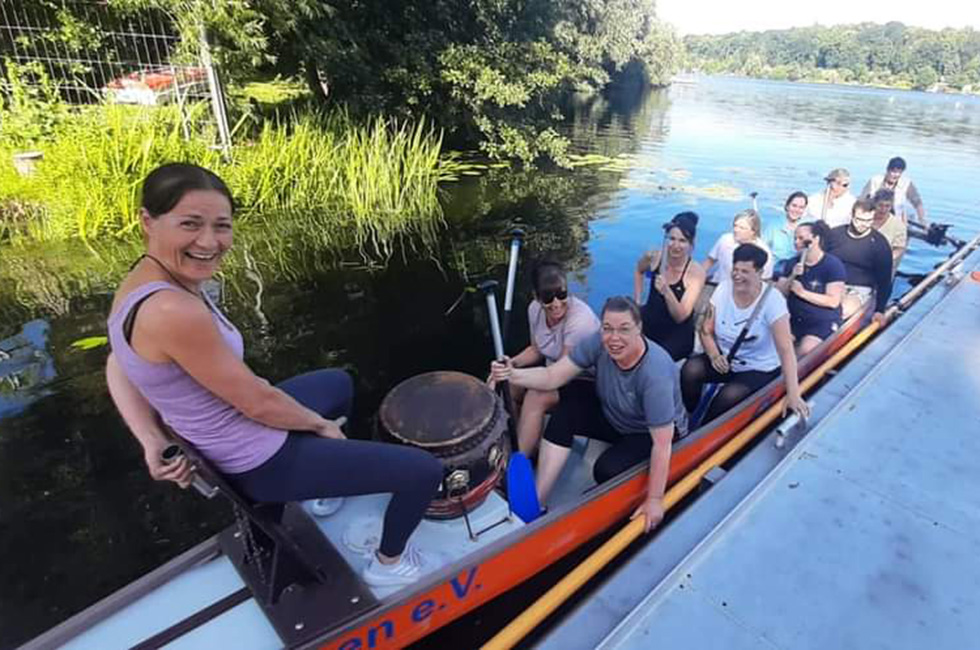 Das Drachenboot-Team des Kurzentrum Waren (Müritz), die "KUR-Piraten" beim Training auf dem Tiefwarensee