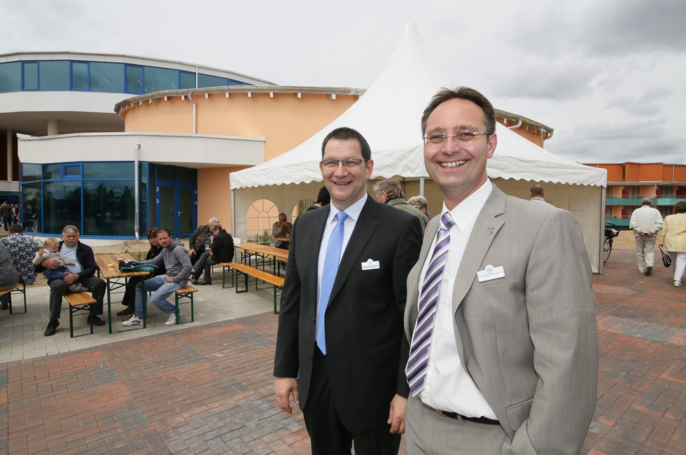 Geschäftsführer Stephan Gesell (rechts) und Prokurist Michael Bauernfeind (links) beim Tag der offenen Tür, am 14. Juni 2012, im Kurzentrum Waren (Müritz). (Foto: Martin Holze)
