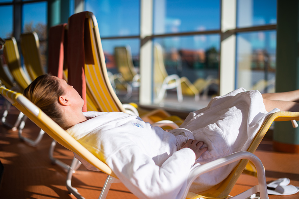 Finden Sie Entspannung und Erholung in der sonnigen Badelandschaft des Gesundheitshotels