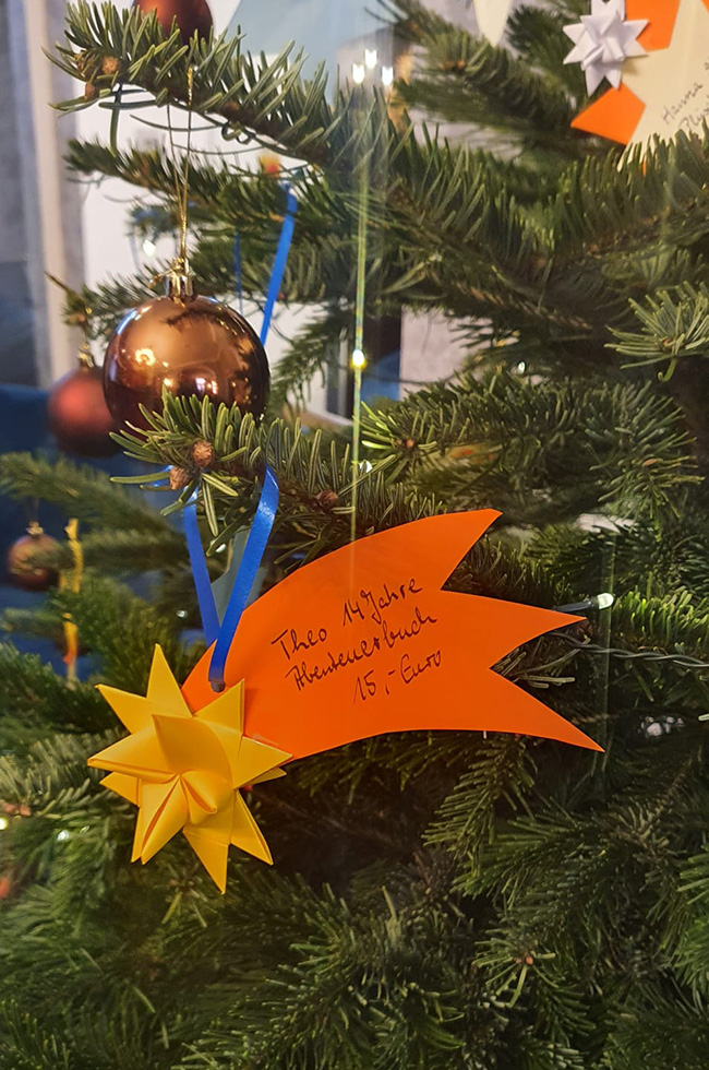 Wünsche am Spenden-Weihnachtsbaum